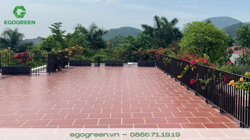 Top vật liệu lát sân vườn chống trơn trượt hiệu quả trong mùa mưa bão